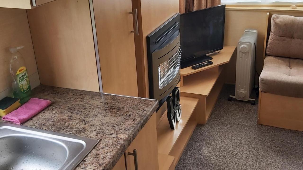 Adorable 2 Bedroom Caravan In Clacton-On-Sea Exterior foto